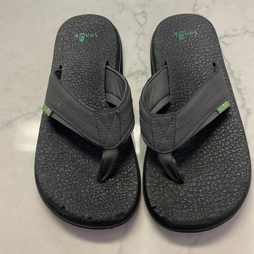 Sanuk Men’s Gray Flip Flops Size 8